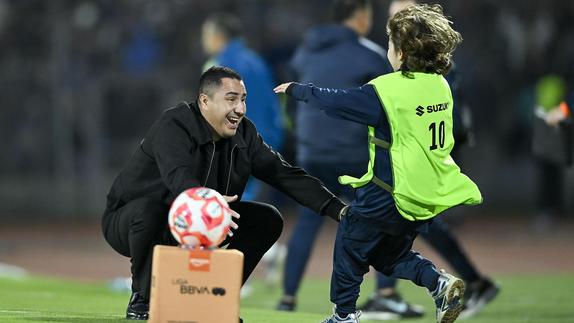 Efraín Juárez se quiebra hasta las lágrimas tras emotivo regalo sobre su hijo