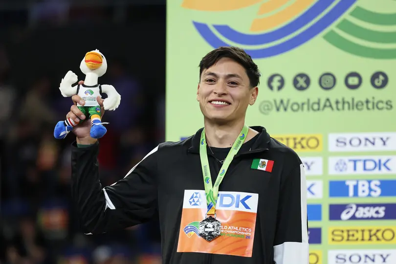 Erick Portillo celebrando su victoria en el Campeonato Mundial de Atletismo Indoor 2026 | AP