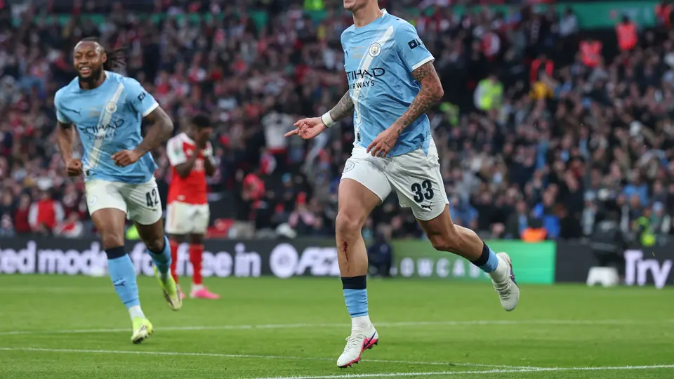 Nico O'Reilly celebra en la Final de la Carabao Cup entre Arsenal y Manchester City | AP