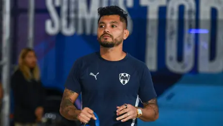 ¡Mal y de malas! 'Tecatito' Corona se lesionó en el calentamiento del partido ante Chivas y causa baja para Rayados