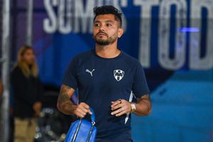 ¡Mal y de malas! 'Tecatito' Corona se lesionó en el calentamiento del partido ante Chivas y causa baja para Rayados