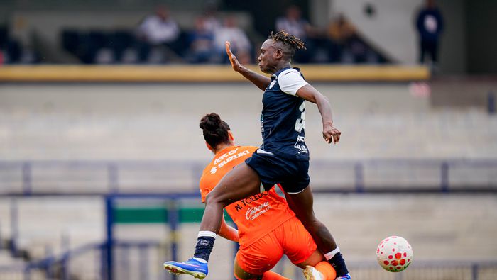 Chinwendu Ihezuo en disputa del balón con Wendy Toledo | IMAGO 7