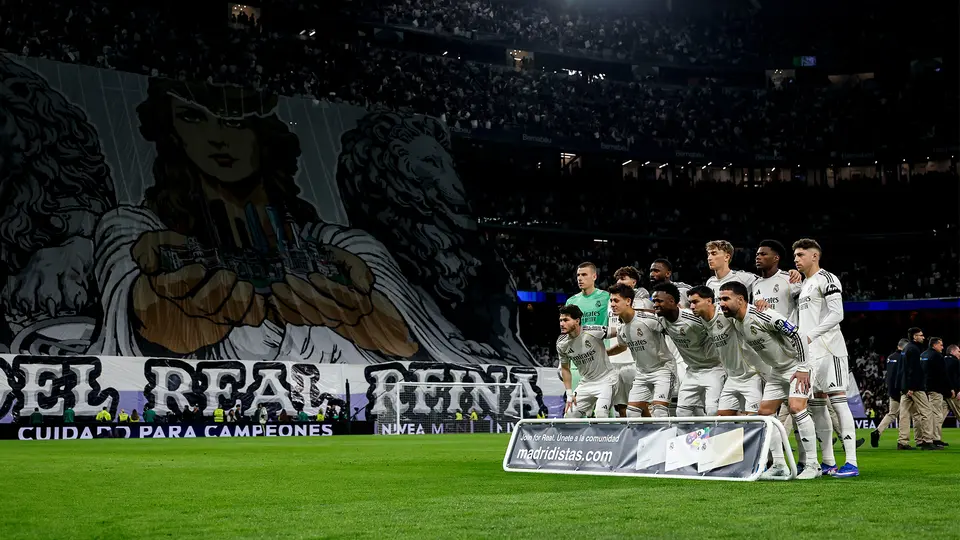 Tifo de la Dios de Cibeles, el equipo del Real Madrid posa para la foto l X: @realmadrid
