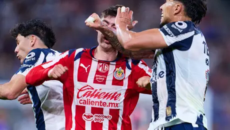 El brutal codazo de Carlos Salcedo sobre "Hormiga" González que encendió las alarmas