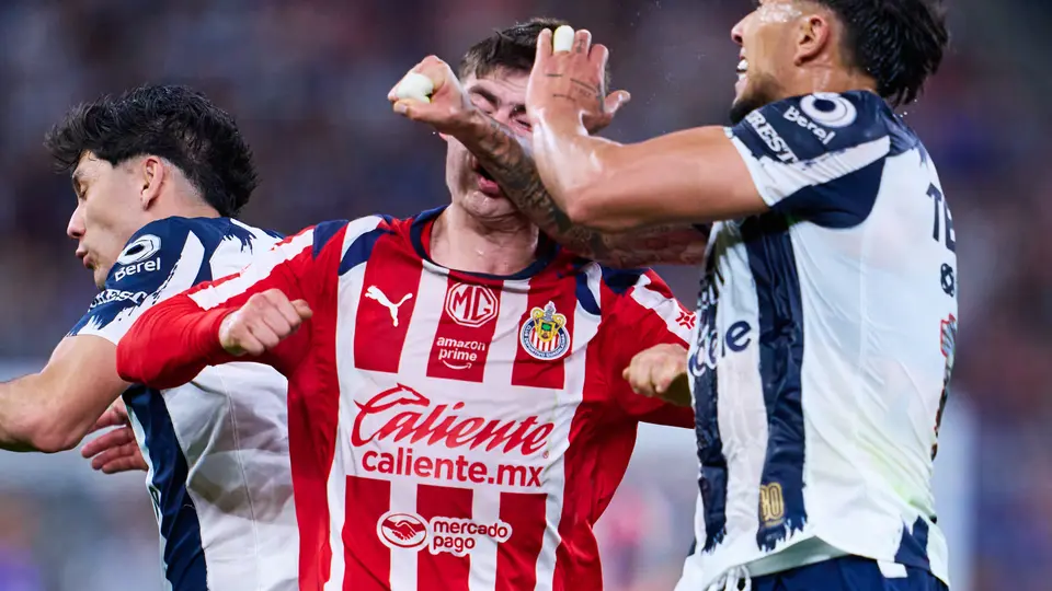 El brutal codazo de Carlos Salcedo sobre "Hormiga" González que encendió las alarmas
