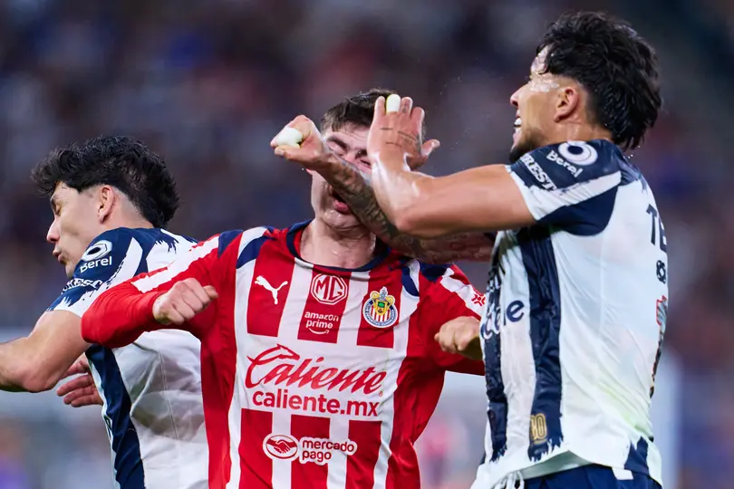 Codazo de Carlos Salcedo a Armando González | MEXSPORT