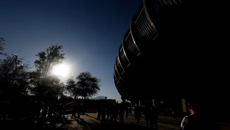 ¡Inaceptable! Aficionados de Monterrey agreden a fans de Chivas afuera del 'Gigante de Acero'