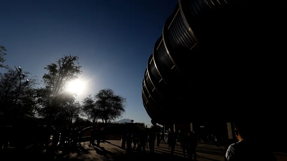 ¡Inaceptable! Aficionados de Monterrey agreden a fans de Chivas afuera del 'Gigante de Acero'