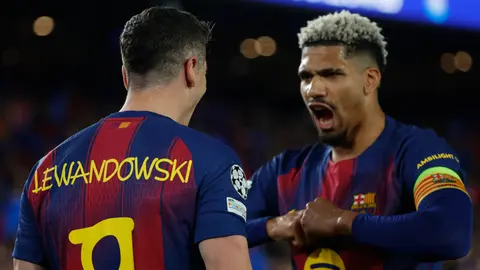 Lewandowski en celebración con Araujo en el partido de Barcelona en Champions League | AP