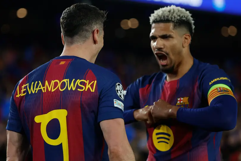 Lewandowski en celebración con Araujo en el partido de Barcelona en Champions League | AP