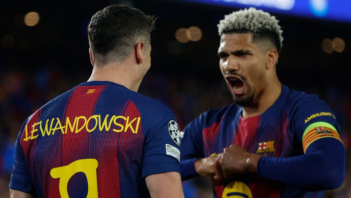 Lewandowski en celebración con Araujo en el partido de Barcelona en Champions League | AP