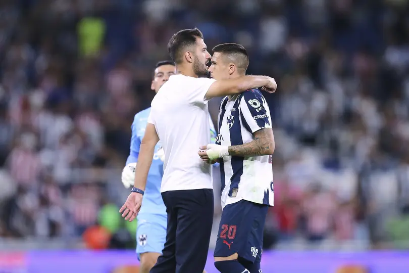 Nicolás Sánchez, entrenador de Monterrey, y Uros Durdevic en duelo ante Chivas de la Jornada 12 del Clausura 2026 | IMAGO7