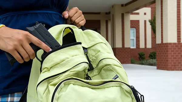 ¿De qué trata el trend de "mañana tiroteo" en TikTok que preocupa a escuelas?