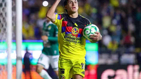 Alejandro Zendejas anotando el 2 a 3 para el América vía penal