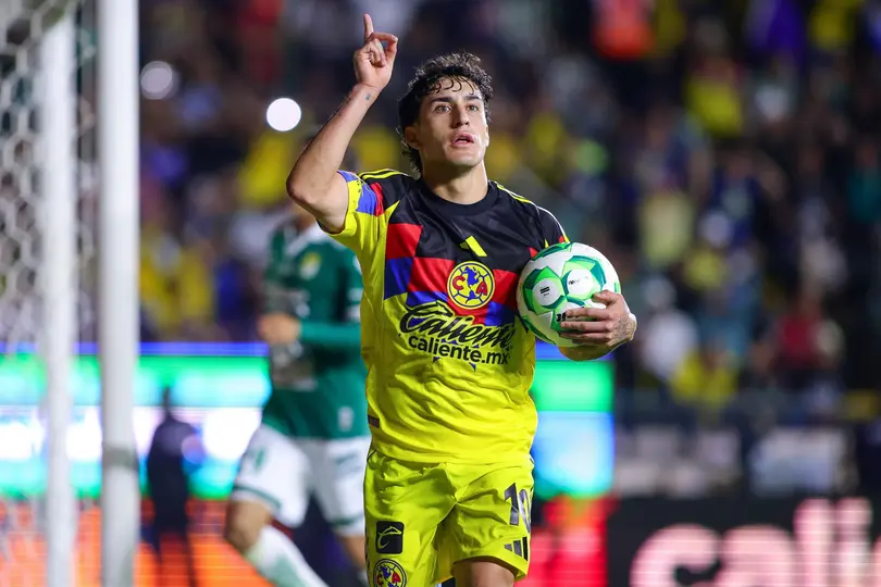 Alejandro Zendejas anotando el 2 a 3 para el América vía penal