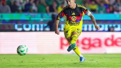 Alejandro Zendejas pateando un penal en el León contra América