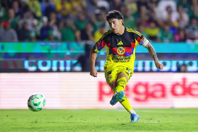 Alejandro Zendejas pateando un penal en el León contra América