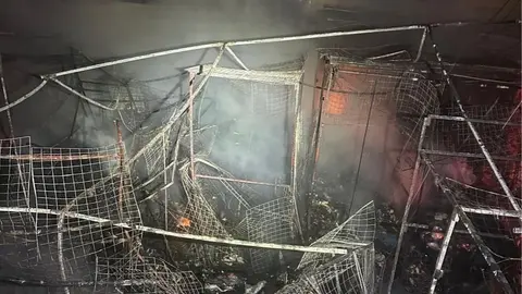 Bomberos capitalinos trabajaron por varias horas para controlar las llamas que alcanzaron puestos semifijos y edificios cercanos en la zona de Fray Servando Teresa de Mier. / @JefeVulcanoCova