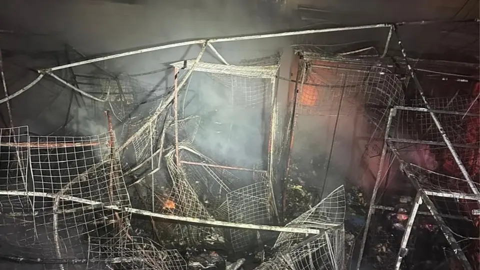 Bomberos capitalinos trabajaron por varias horas para controlar las llamas que alcanzaron puestos semifijos y edificios cercanos en la zona de Fray Servando Teresa de Mier. / @JefeVulcanoCova