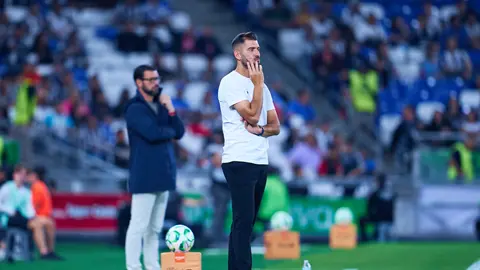 Nicolás Sánchez viendo el partido entre Monterrey y Puebla l MEXSPORT