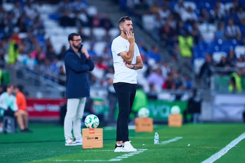 Nicolás Sánchez viendo el partido entre Monterrey y Puebla l MEXSPORT
