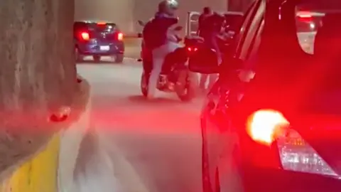 Dos sujetos en motocicleta interceptaron al automovilista y lo despojaron de sus pertenencias en segundos. / X