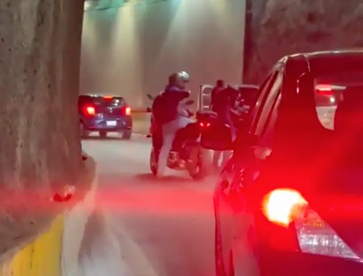 Dos sujetos en motocicleta interceptaron al automovilista y lo despojaron de sus pertenencias en segundos. / X