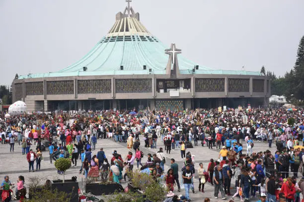 La alta afluencia en la Basílica de Guadalupe la convierte en un punto vulnerable para este tipo de engaños. / iStock