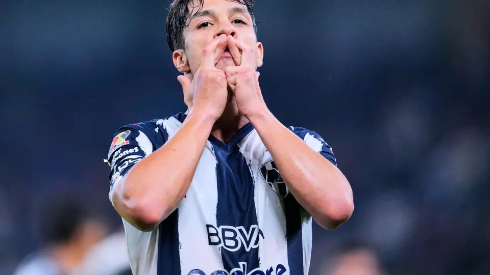 Oliver Torres festejando el gol para darle la vuelta al partido ante Puebla | MEXSPORT