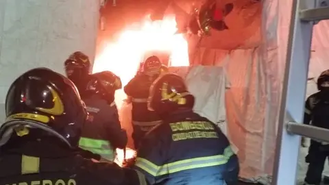 Incendio en las inmediaciones del Mercado de Sonora, en la CDMX, generó una intensa movilización de cuerpos de emergencia durante la noche del 21 de abril de 2026. / @JefeVulcanoCova