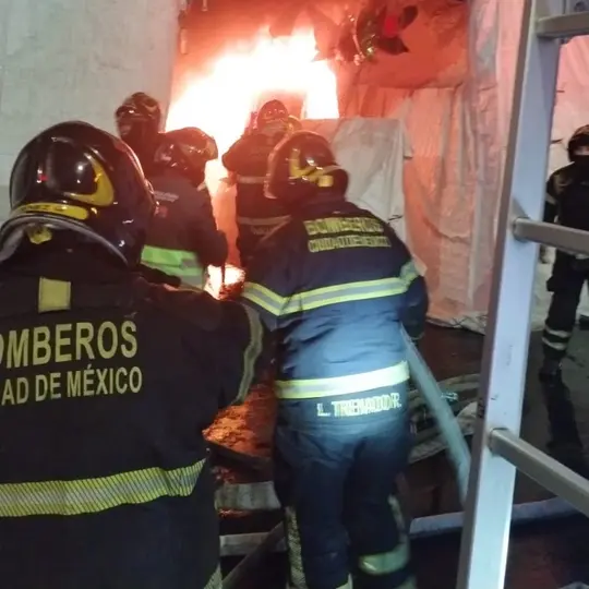 Incendio en las inmediaciones del Mercado de Sonora, en la CDMX, generó una intensa movilización de cuerpos de emergencia durante la noche del 21 de abril de 2026. / @JefeVulcanoCova