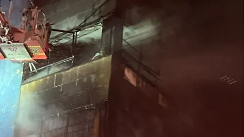 Al menos tres edificios resultaron dañados tras la propagación del fuego en la alcaldía Venustiano Carranza. / @JefeVulcanoCova