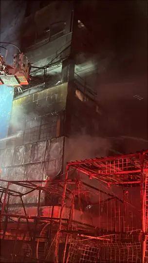 Al menos tres edificios resultaron dañados tras la propagación del fuego en la alcaldía Venustiano Carranza. / @JefeVulcanoCova