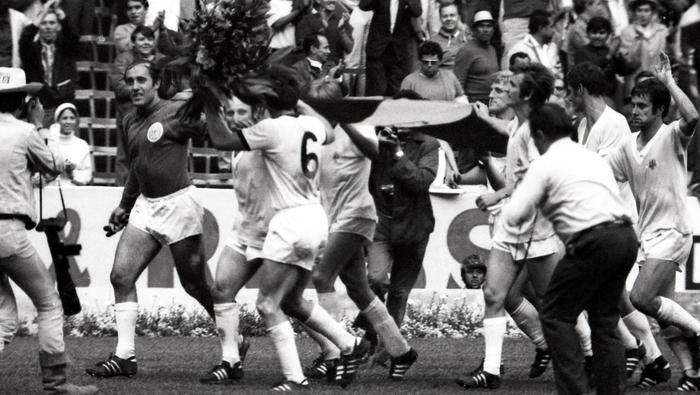 Alemania celebra ante Uruguay en el partido por el tercer lugar en el Mundial de México 1970 | MEXSPORT