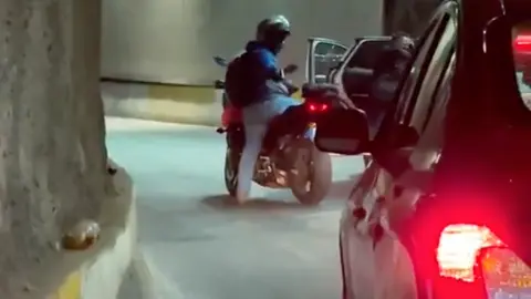 El momento del robo quedó captado en video y muestra cómo operan los delincuentes en la zona. / X