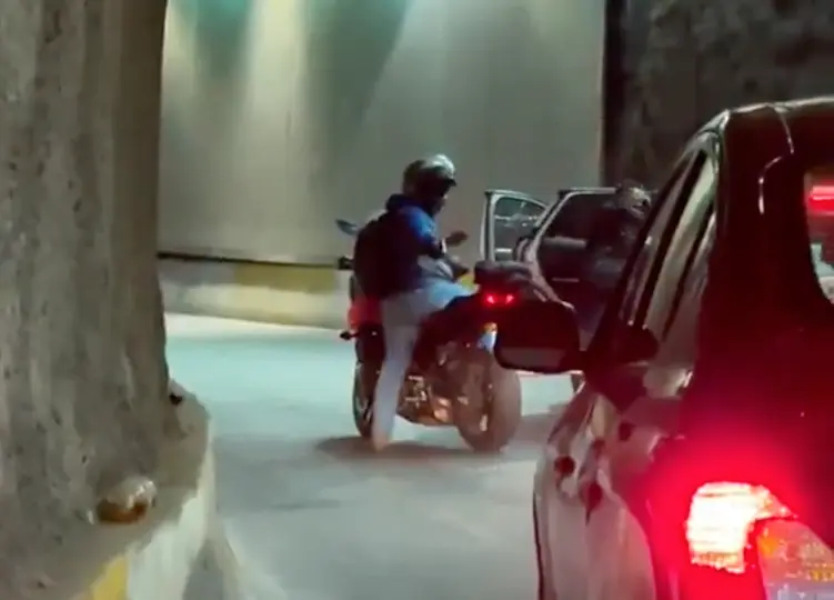 El momento del robo quedó captado en video y muestra cómo operan los delincuentes en la zona. / X
