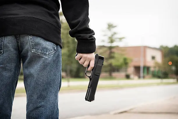 Emiten alerta ante la circulación de un “trend” en TikTok relacionado con supuestos tiroteos en escuelas. / iStock