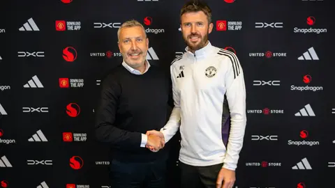 ¡Se queda! Manchester United confirma la permanencia de Michael Carrick
