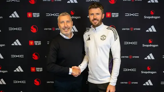 ¡Se queda! Manchester United confirma la permanencia de Michael Carrick