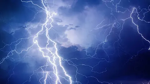 La mayoría de las víctimas por caída de rayos se encontraba al aire libre o refugiada bajo árboles durante las tormentas. / iStock