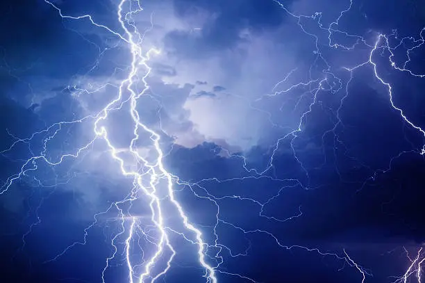 La mayoría de las víctimas por caída de rayos se encontraba al aire libre o refugiada bajo árboles durante las tormentas. / iStock