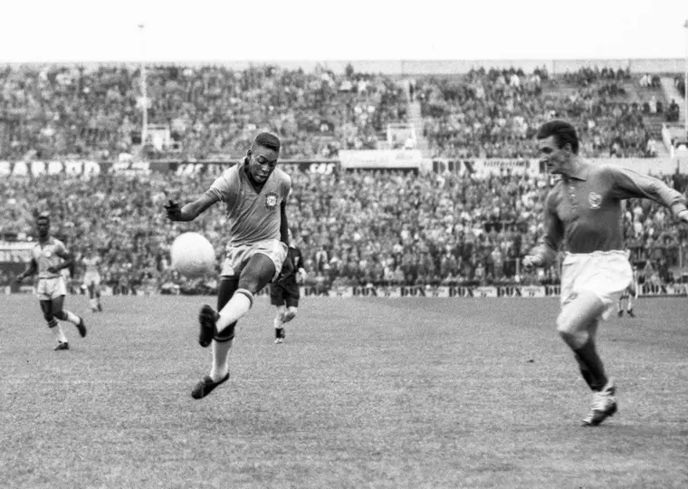 Pelé dispara en Semifinales de Suecia 58 ante Francia | AFP