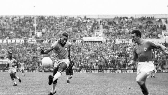 Pelé dispara en Semifinales de Suecia 58 ante Francia | AFP
