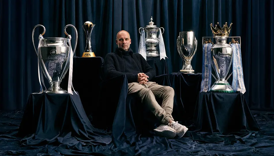 Pep Guardiola con varios trofeos que ganó con Manchester City | X: @ManCity