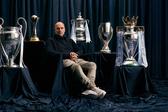 Pep Guardiola con varios trofeos que ganó con Manchester City | X: @ManCity