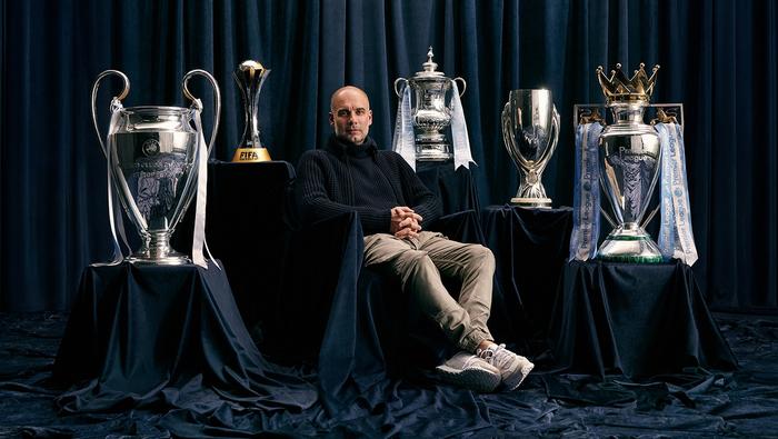 Pep Guardiola con varios trofeos que ganó con Manchester City | X: @ManCity