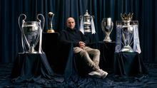 Pep Guardiola con varios trofeos que ganó con Manchester City | X: @ManCity