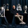 Pep Guardiola con varios trofeos que ganó con Manchester City | X: @ManCity