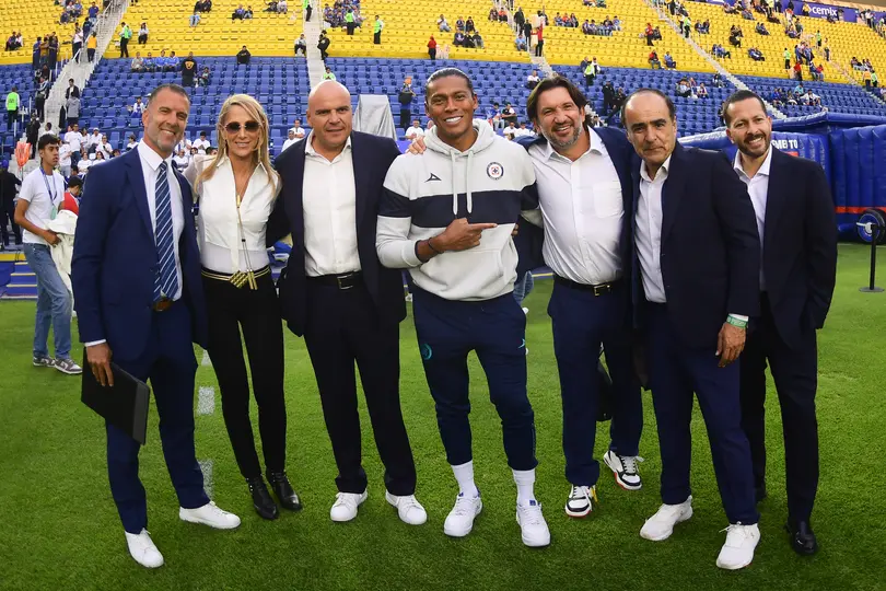 Emanuel Villa, Joel Huiqui y 'Kikín' Fonseca con el equipo de TV Azteca previo a la Final de la Liga MX | MEXSPORT