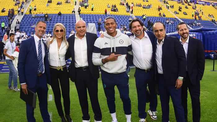 Emanuel Villa, Joel Huiqui y 'Kikín' Fonseca con el equipo de TV Azteca previo a la Final de la Liga MX | MEXSPORT